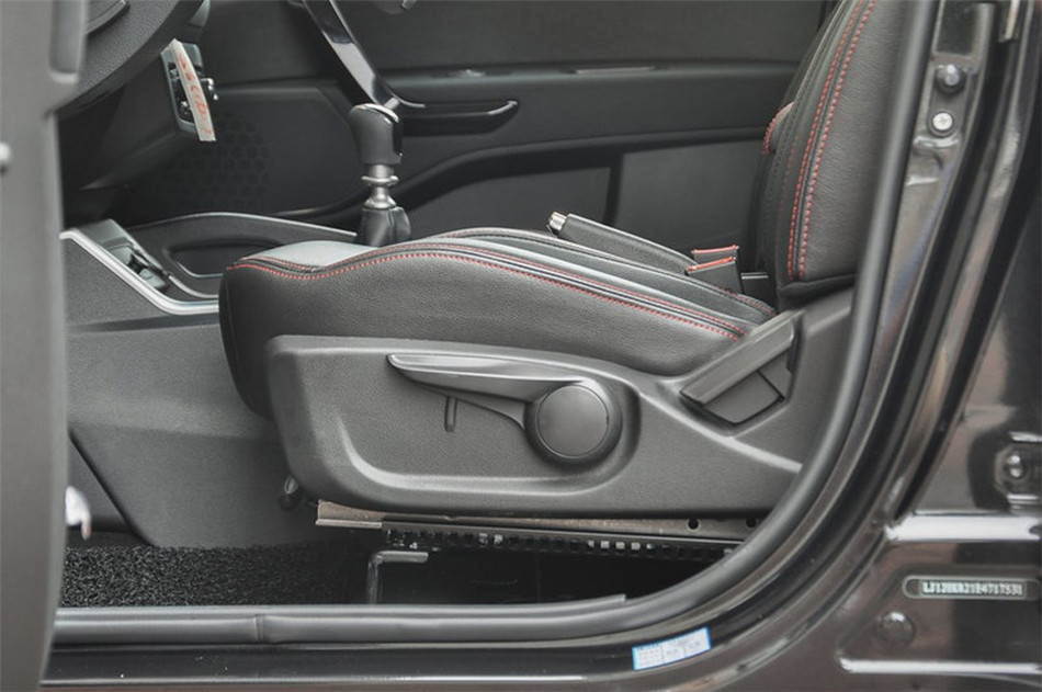 2014款 1.5L MT 豪华智能型 座椅空间