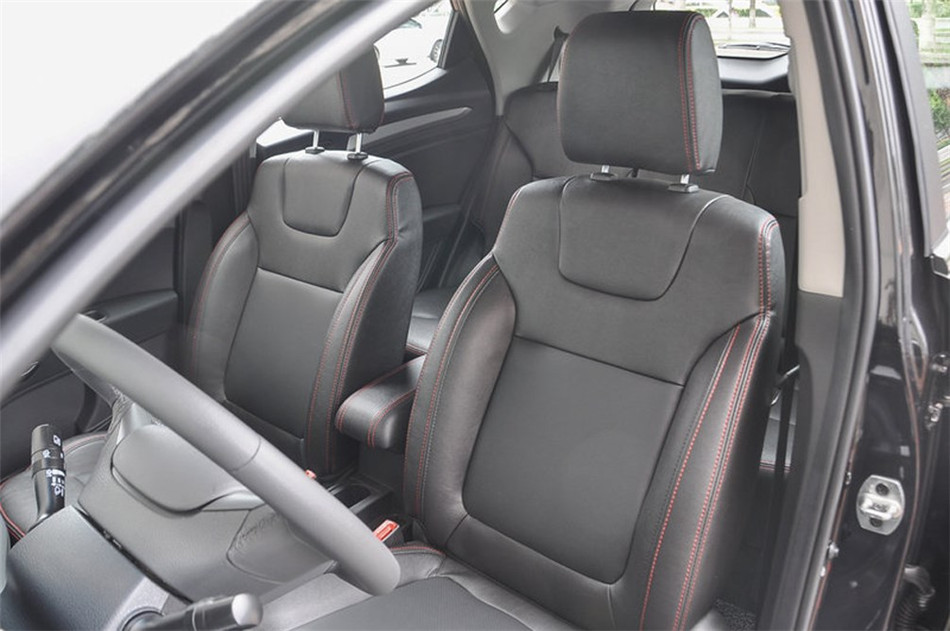 2014款 1.5L MT 豪华智能型 座椅空间