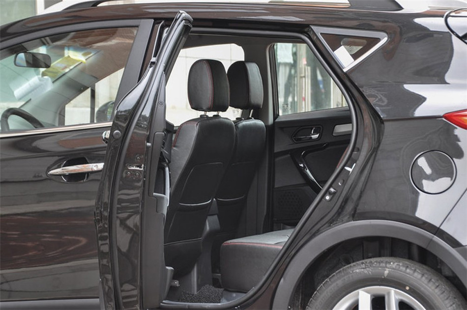 2014款 1.5L MT 豪华智能型 座椅空间