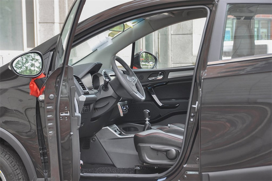 2014款 1.5L MT 豪华智能型 座椅空间