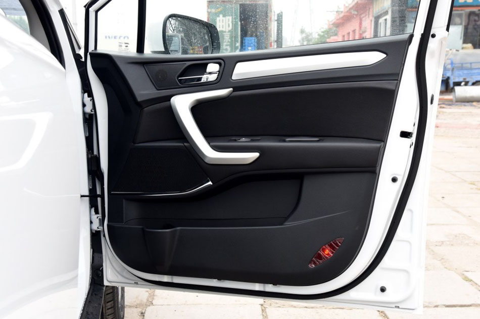 2016款 1.5L 手动豪华智能型 座椅空间