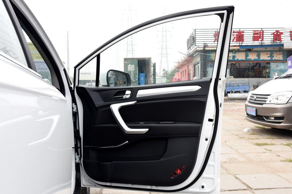 2016款 1.5L 手动豪华智能型 座椅空间