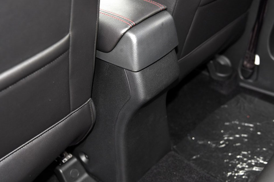 2016款 1.5L 手动豪华智能型 座椅空间