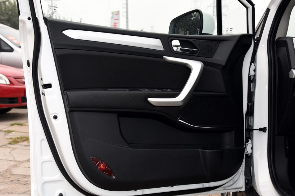 2016款 1.5L 手动豪华智能型 座椅空间
