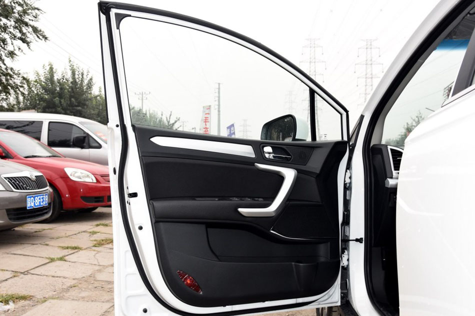 2016款 1.5L 手动豪华智能型 座椅空间