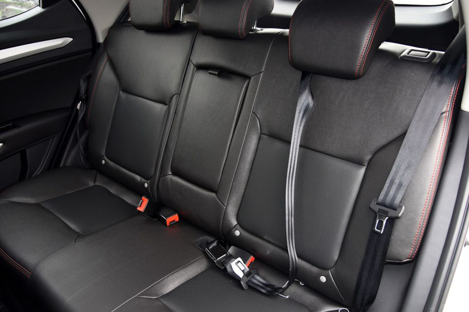 2016款 1.5L 手动豪华智能型 座椅空间