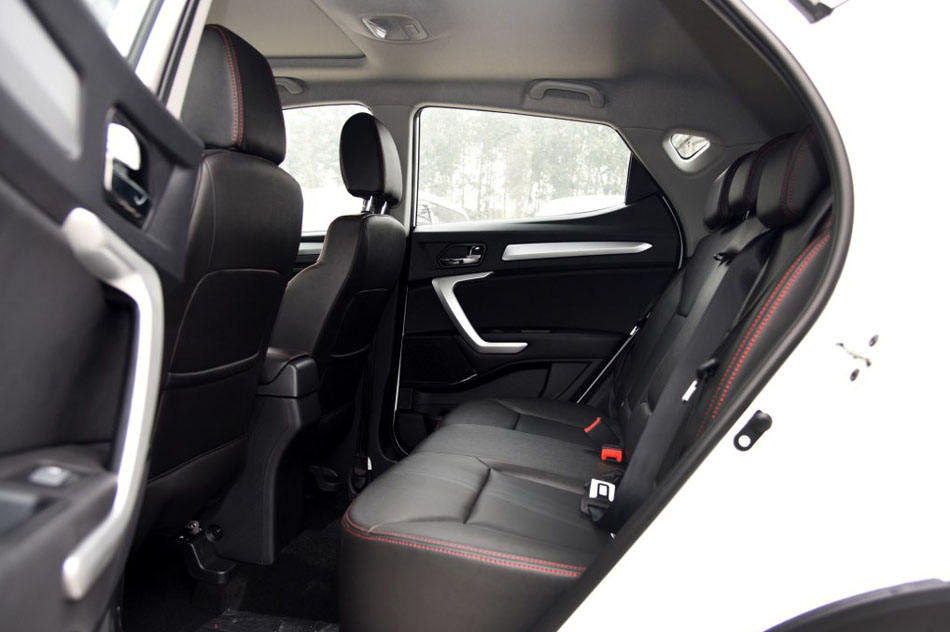 2016款 1.5L 手动豪华智能型 座椅空间