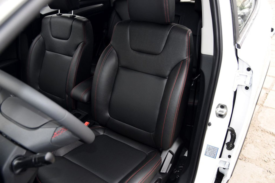 2016款 1.5L 手动豪华智能型 座椅空间