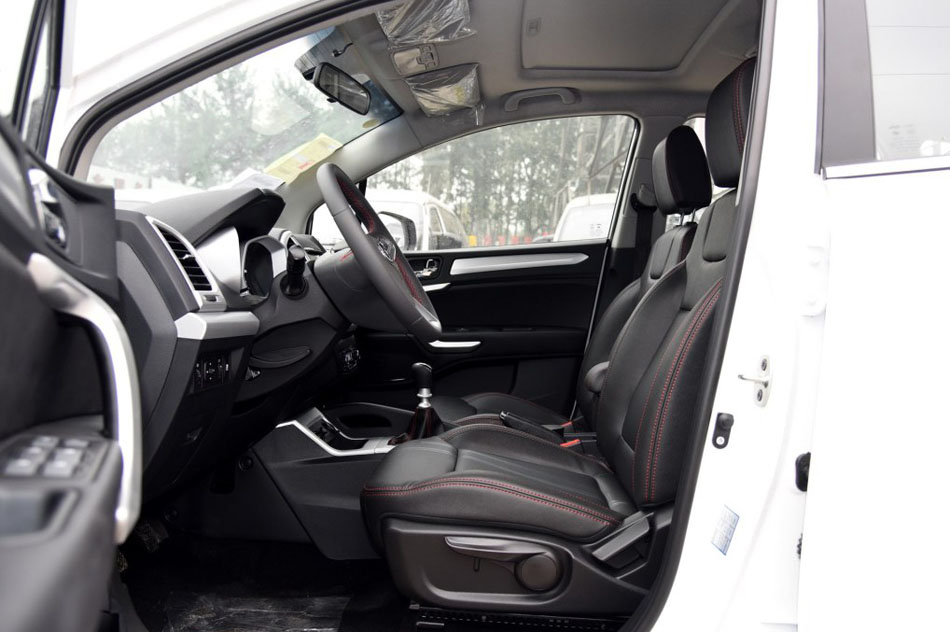 2016款 1.5L 手动豪华智能型 座椅空间