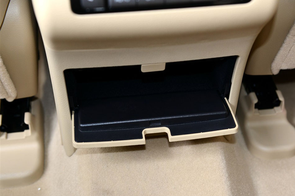 2015款 2.0T 标准型 座椅空间