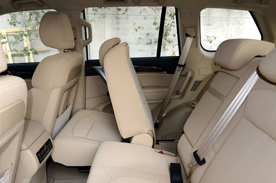 2015款 2.0T 标准型 座椅空间