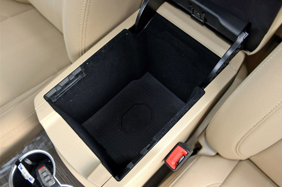 2015款 2.0T 标准型 座椅空间