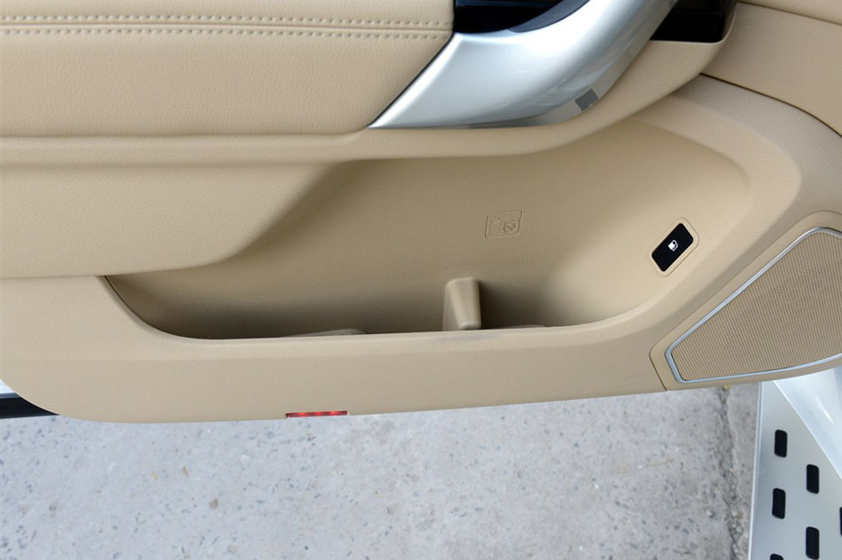 2015款 2.0T 标准型 座椅空间