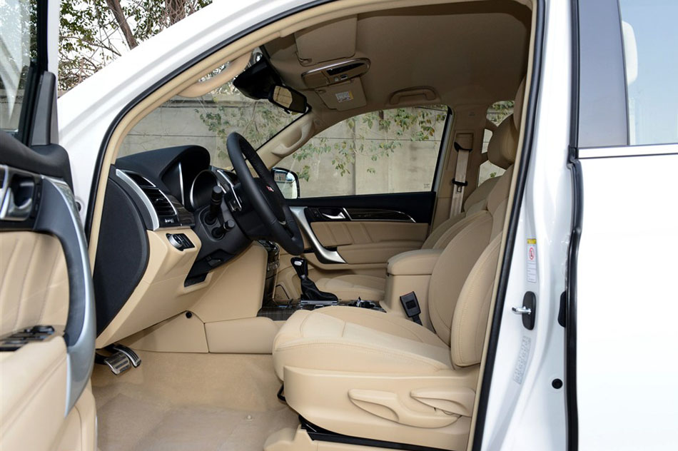 2015款 2.0T 标准型 座椅空间