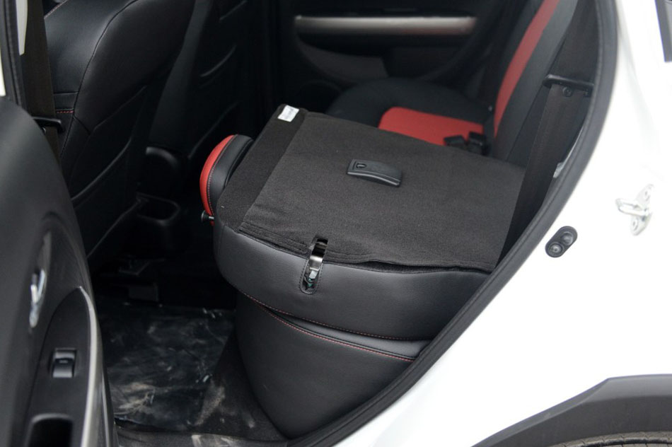 2016款 红标 1.5L 手动豪华型 座椅空间