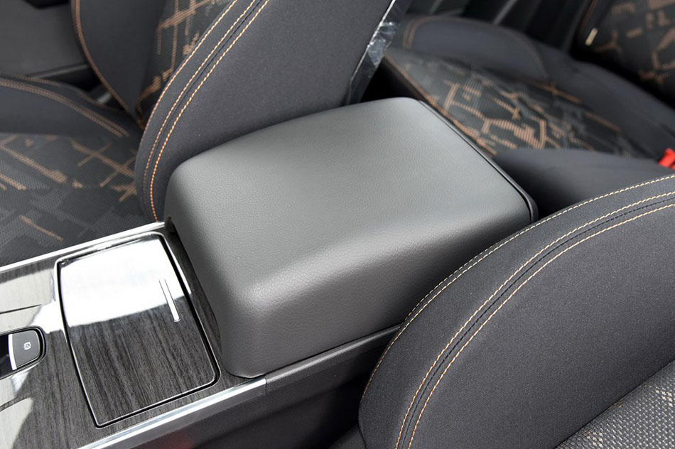 2015款 2.0T 全景尊享版 座椅空间