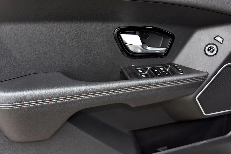 2015款 2.0T 全景尊享版 座椅空间