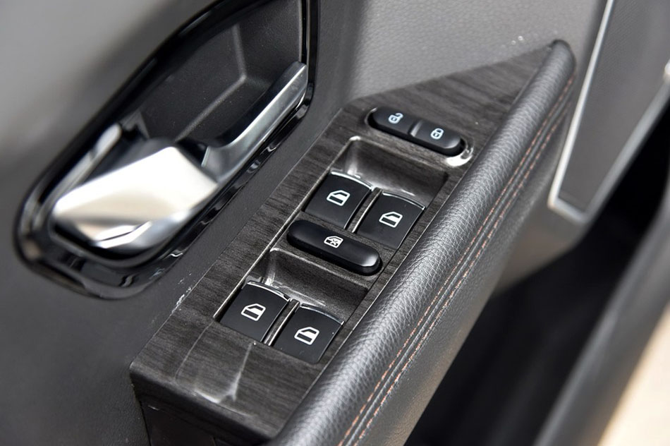 2015款 2.0T 全景尊享版 座椅空间