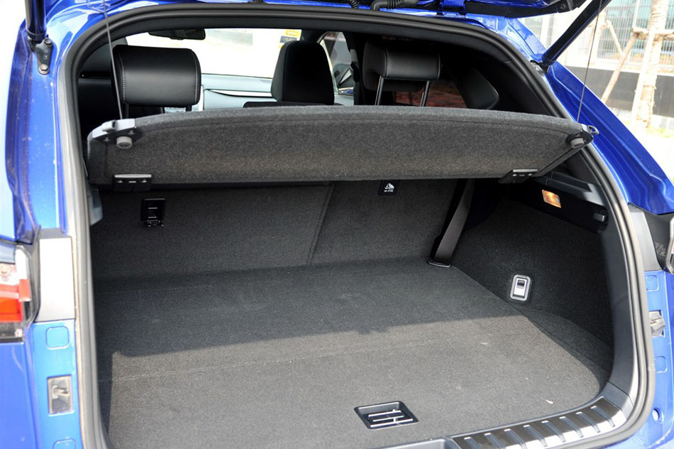 2015款 200t 全驱 F SPORT 座椅空间