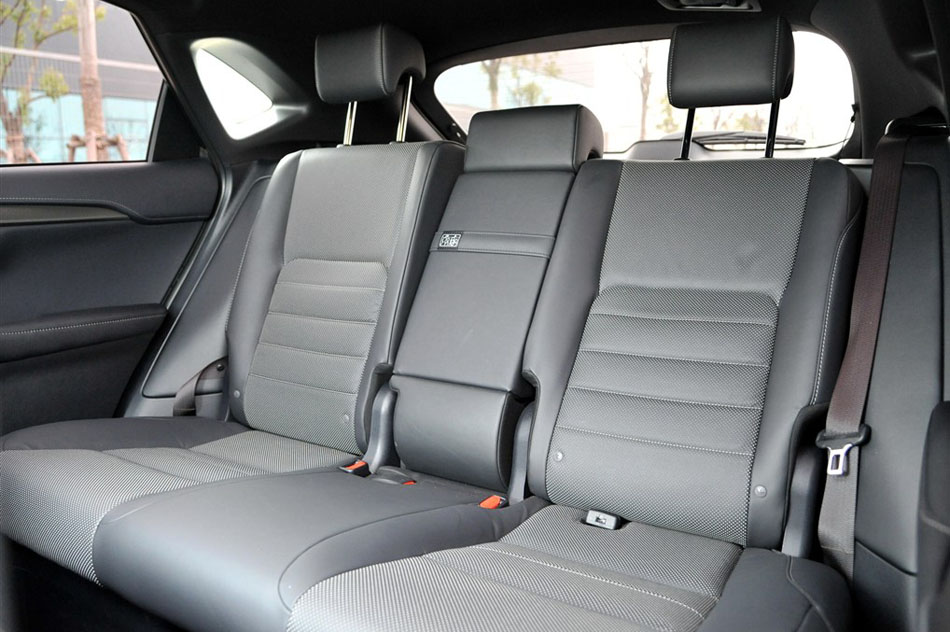 2015款 200t 全驱 F SPORT 座椅空间