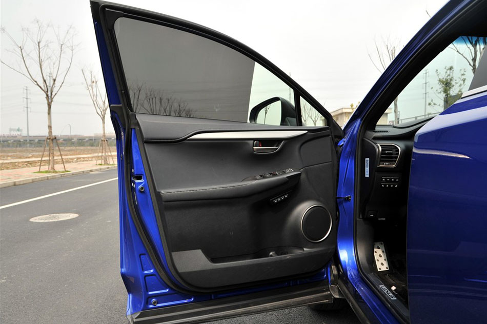 2015款 200t 全驱 F SPORT 座椅空间