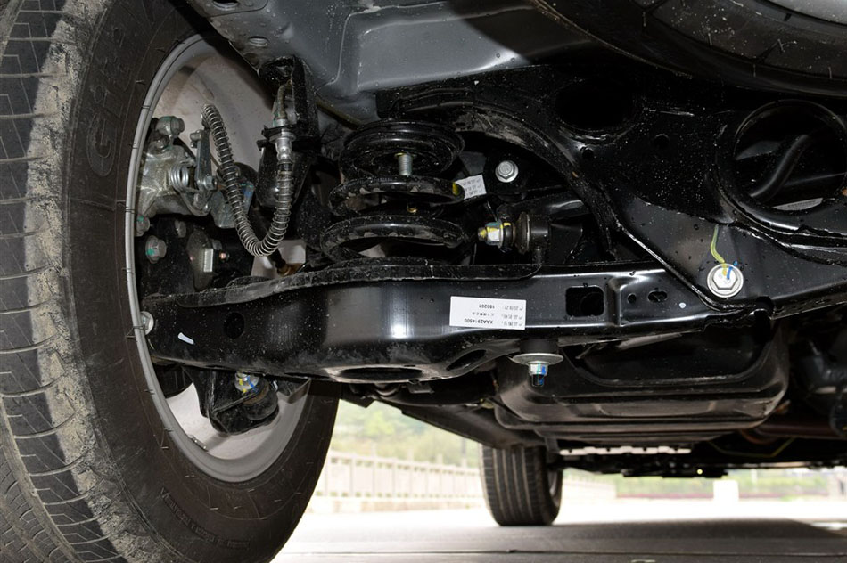 2015款 1.8T CVT睿智型 引擎底盘