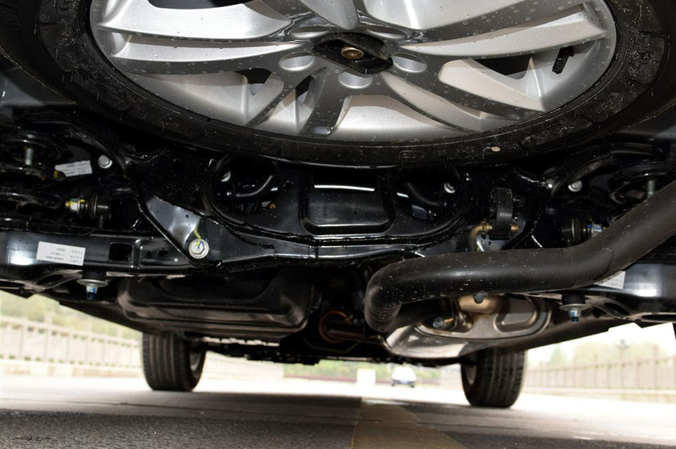 2015款 1.8T CVT睿智型 引擎底盘