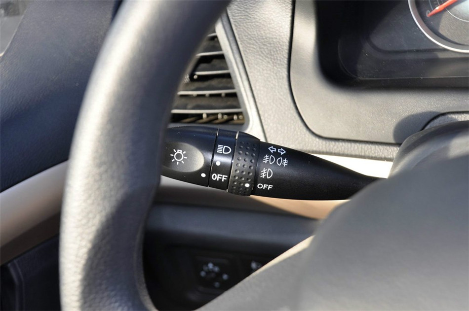 2013款 1.5L MT 精英型 内饰