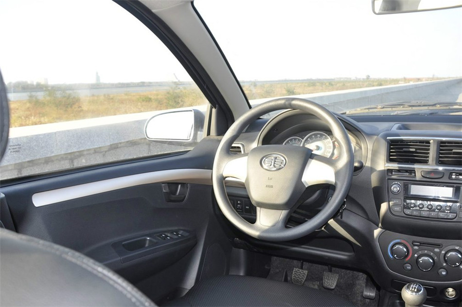 2013款 1.5L MT 精英型 内饰