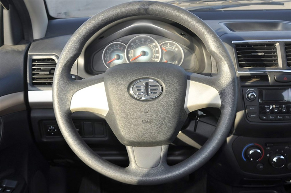 2013款 1.5L MT 精英型 内饰