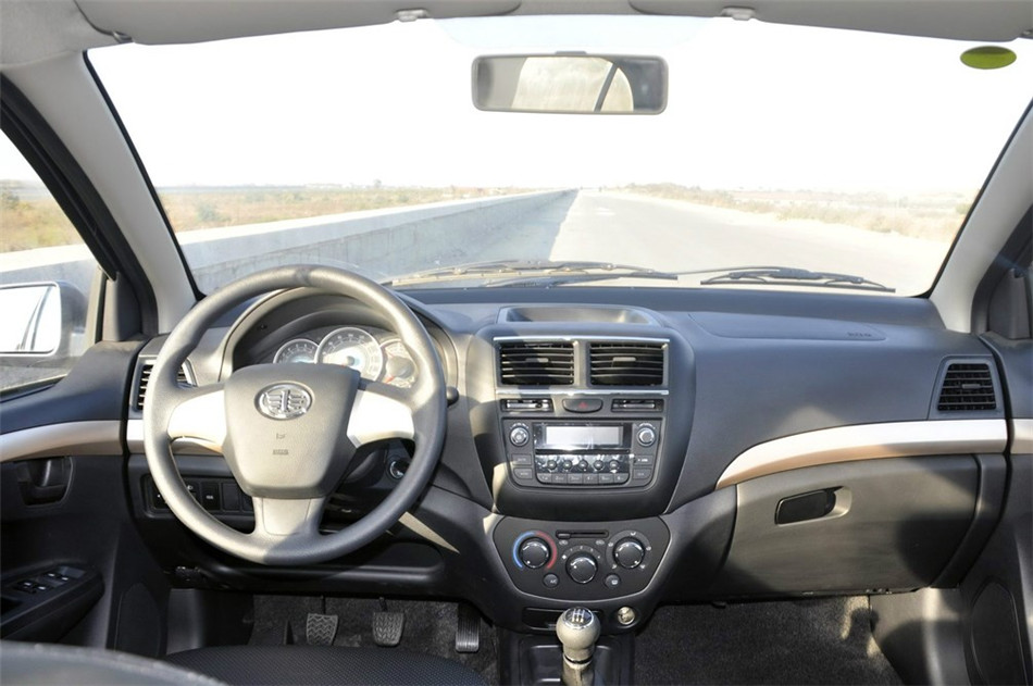 2013款 1.5L MT 精英型 内饰