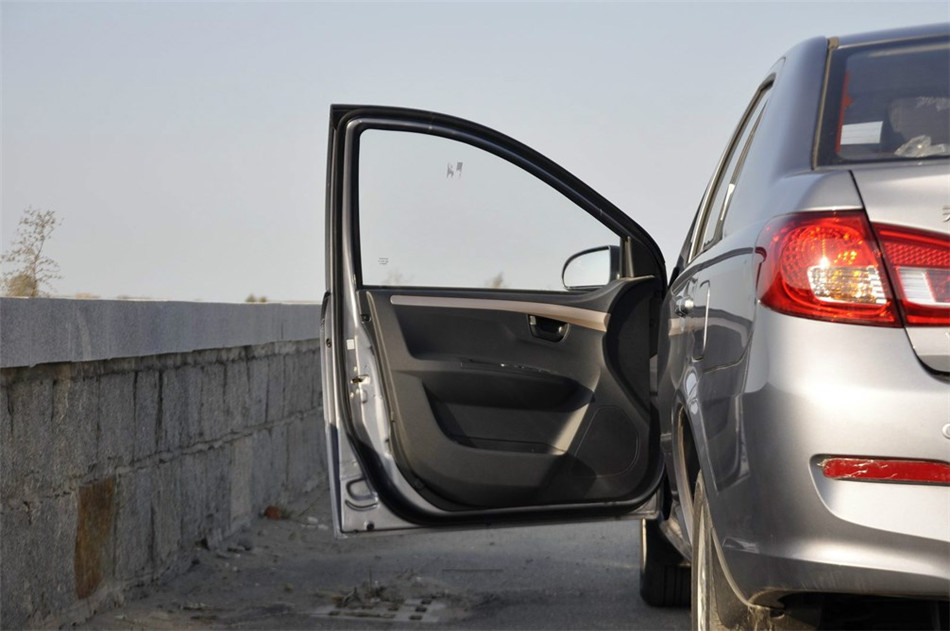 2013款 1.5L MT 精英型 座椅空间