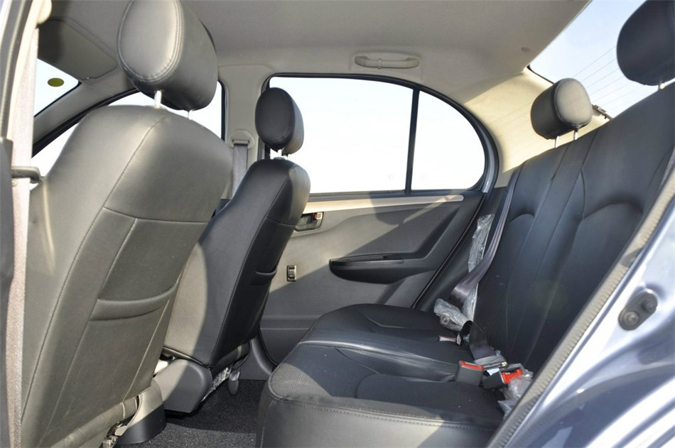 2013款 1.5L MT 精英型 座椅空间