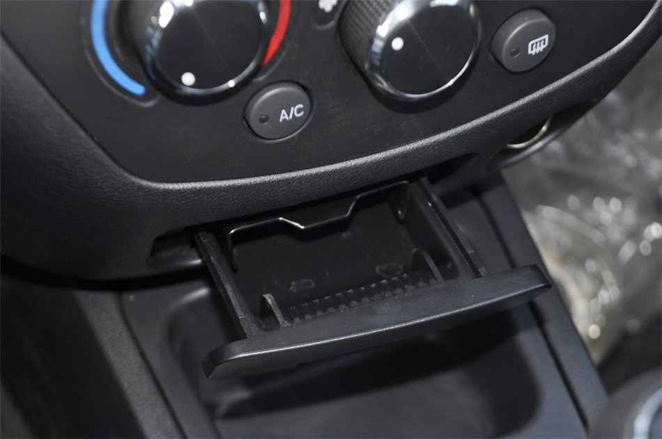 2013款 1.5L MT 精英型 座椅空间