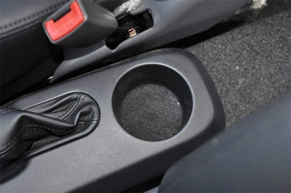2013款 1.5L MT 精英型 座椅空间