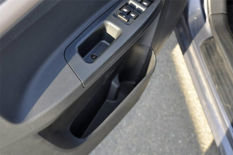 2013款 1.5L MT 精英型 座椅空间