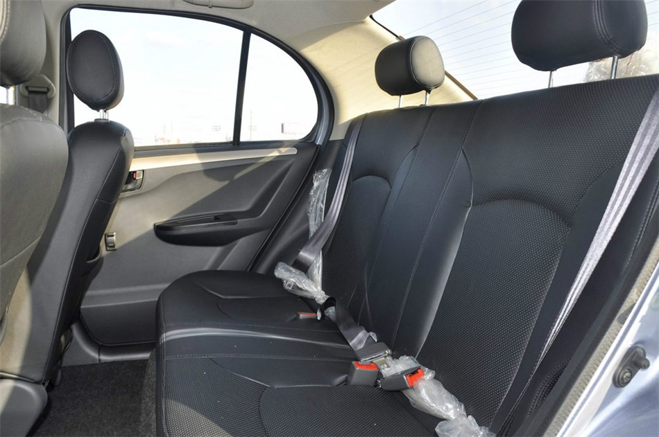 2013款 1.5L MT 精英型 座椅空间