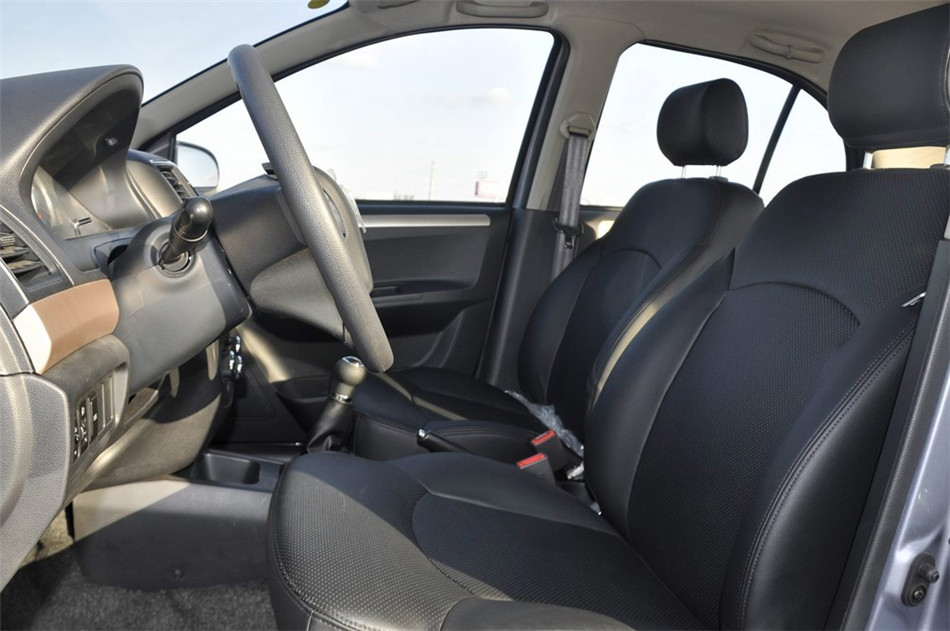 2013款 1.5L MT 精英型 座椅空间