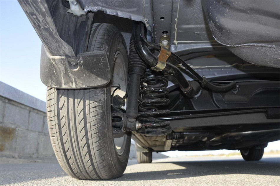 2013款 1.5L MT 精英型 引擎底盘