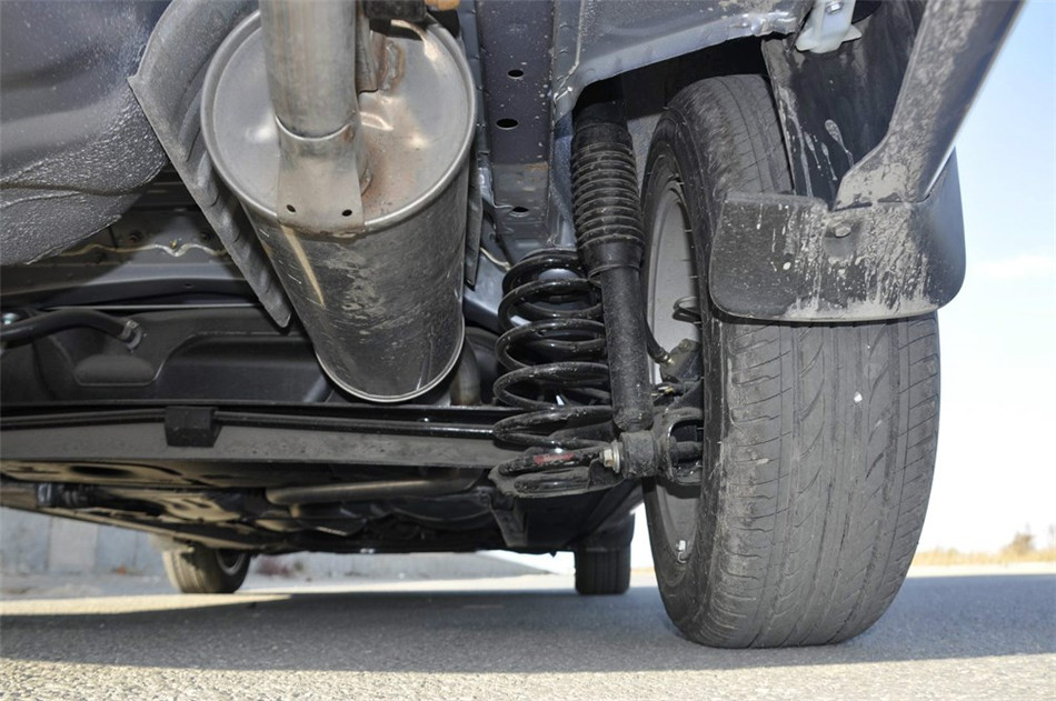 2013款 1.5L MT 精英型 引擎底盘