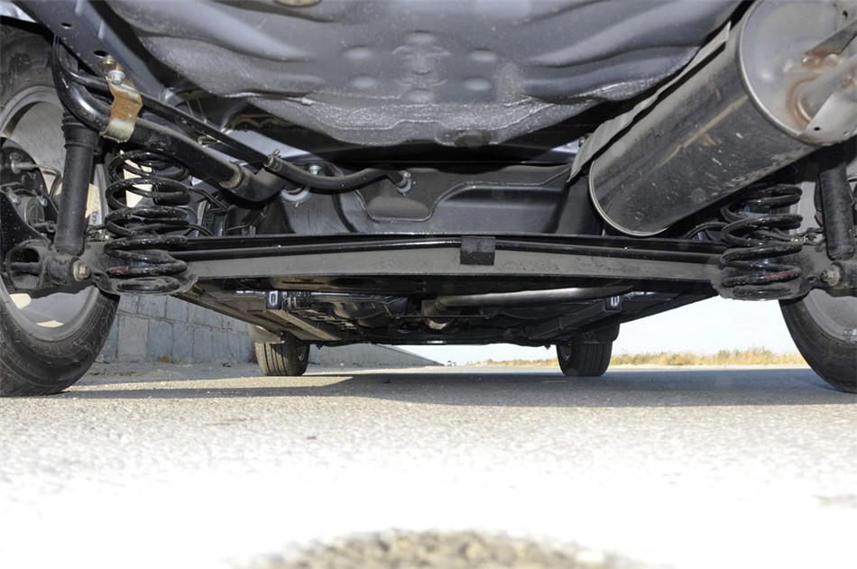 2013款 1.5L MT 精英型 引擎底盘