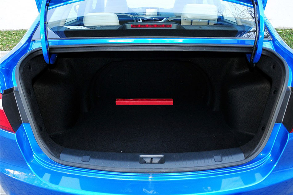 2015款 1.6L 自动乐趣型 座椅空间