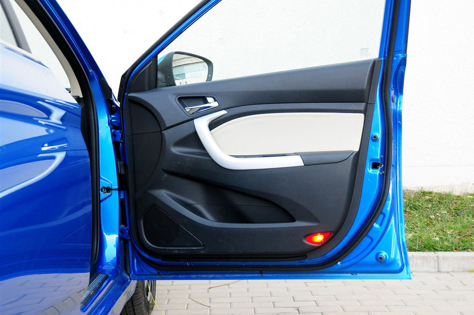 2015款 1.6L 自动乐趣型 座椅空间