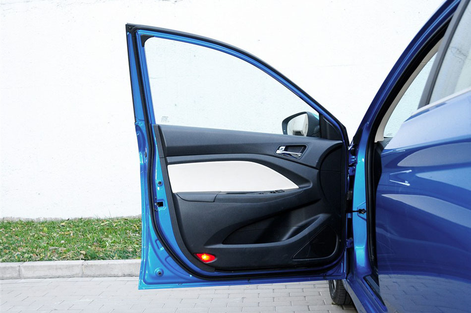 2015款 1.6L 自动乐趣型 座椅空间