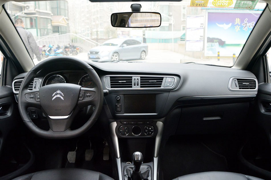 2015款 1.6L 手动先锋型 内饰