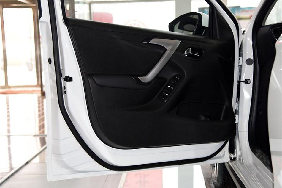 2015款 1.6THP 自动智能型 空间