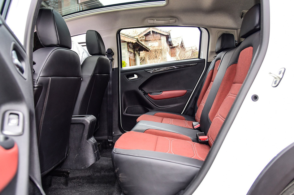 2019款 190THP 自动越领版 座椅空间