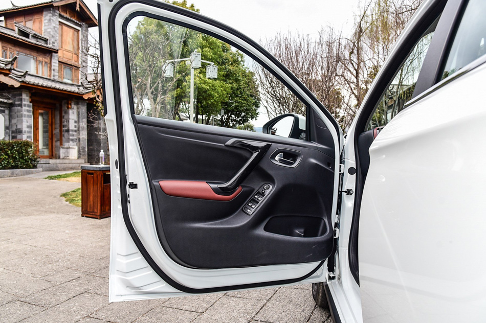 2019款 190THP 自动越领版 座椅空间