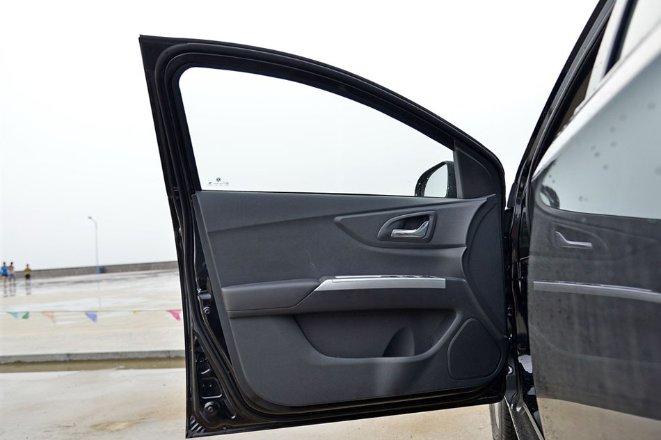 2014款 1.5L 自动尊尚型 座椅空间