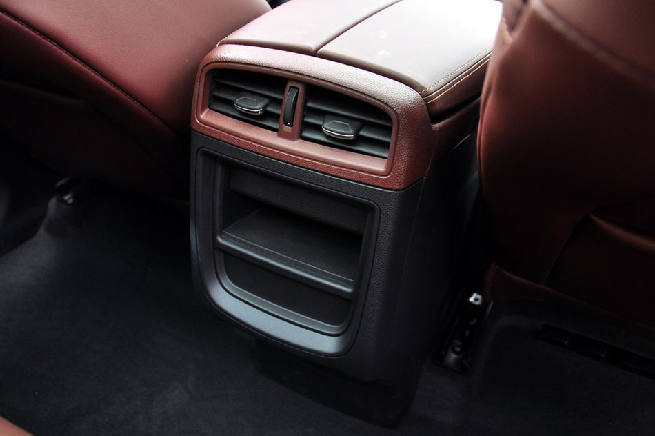 2014款 28T 精英型 座椅空间